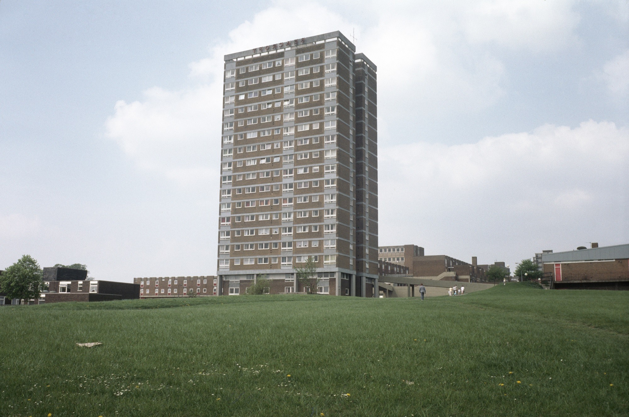 Tower blocks. Блок Тауэр. Многоэтажки в Англии. Британия хрущевки. Tower Blocks дома в Англии.